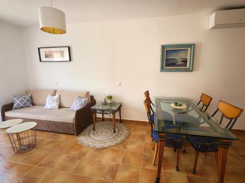 ein Wohnzimmer mit einem Sofa und einem Tisch in der Unterkunft Casa en el valle del tietar in Lanzahita