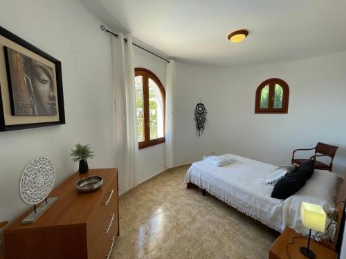 ベニタチェルにあるCasa La Villaのベッドルーム1室(ベッド1台、デスク、窓付)