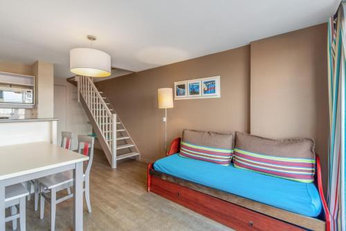 - un petit salon avec un canapé et une table dans l'établissement Residence Pierre & Vacances Port Guillaume, à Dives-sur-Mer