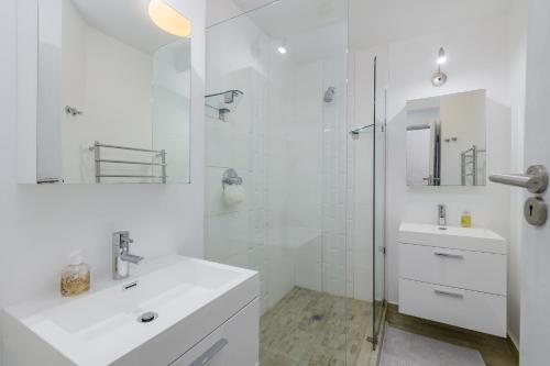 y baño blanco con lavabo y ducha. en San Lameer Villa 2533 - 4 Bedroom Superior - 8 pax - San Lameer Rental Agency, en Southbroom