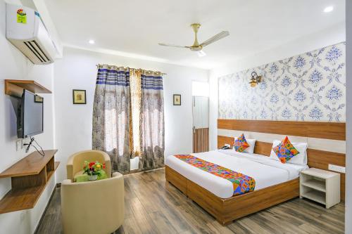 Postel nebo postele na pokoji v ubytování FabHotel Aravali Suites