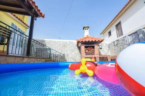 uma piscina com um brinquedo no meio de uma casa em House near CR7 Museum em Funchal