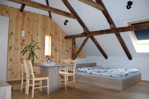 sypialnia z łóżkiem, stołem i krzesłami w obiekcie Valle Divina w mieście Mislinja