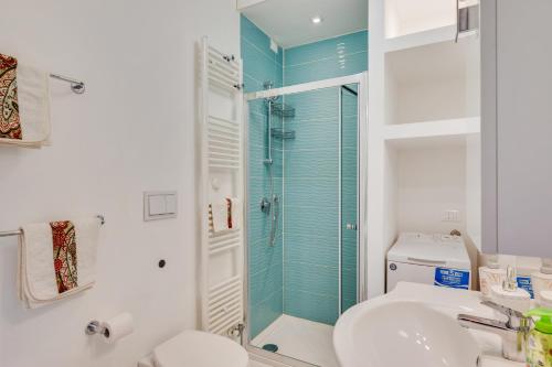 bagno con doccia, lavandino e servizi igienici di Corte Agordat Apartment x4 - Pet Friendly a Padova