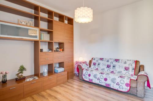 un soggiorno con divano e TV di Corte Agordat Apartment x4 - Pet Friendly a Padova