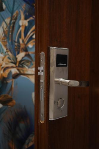 a door with a metal handle on a wooden door at Casa di Suele in Solarino
