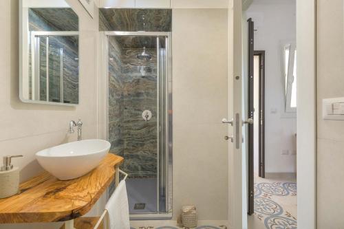 uma casa de banho com um lavatório e um chuveiro em La Cornula by Barbarhouse em Campi Salentina