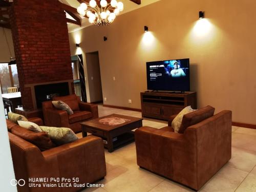 Televisyen dan/atau pusat hiburan di Tramonto Guesthouse