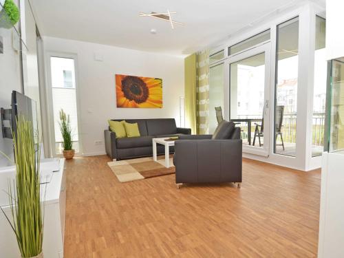un soggiorno con un divano e un tavolo di Dünenresort Binz - Apt. 1.8 a Binz