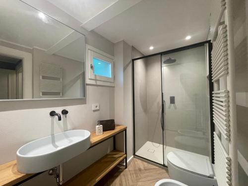 ein Bad mit einem Waschbecken und einer Dusche in der Unterkunft Covo del Pirata in Venedig