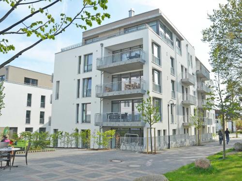 ビンツにあるDünenresort Binz Wohnung 4.2.5の白い建物(バルコニー付)