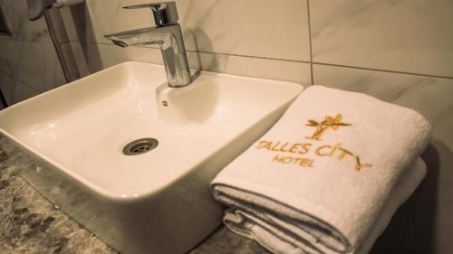Gambar di galeri bagi TALLES CITY HOTEL di Konak