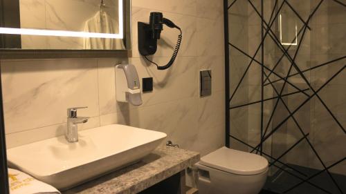 Bilik mandi di TALLES CITY HOTEL