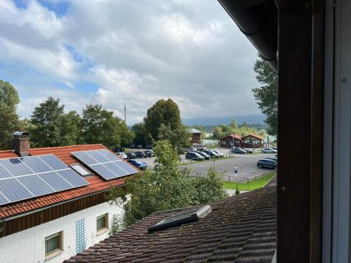 una vista su alcuni pannelli solari in cima a un tetto di Gästehaus Forggensee a Füssen