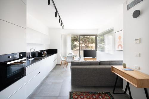 Köök või kööginurk majutusasutuses Yefet - by Beach Apartments TLV
