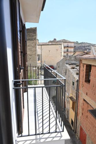vistas a un balcón desde un edificio en La stanza del vicolo, en Cattolica Eraclea