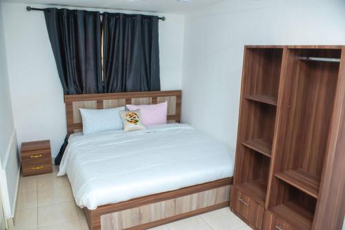 Habitación pequeña con cama y ventana en William Ofori-Atta Fie en Accra