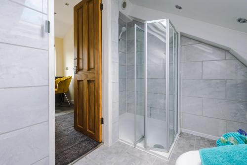a glass walk in shower in a room at Charming 3-Bed cottage in Chester, ideal for Families & Workers, FREE Parking - Sleeps 7 in Chester