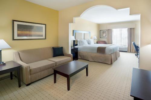 um quarto de hotel com uma cama e um sofá em Holiday Inn Express Georgetown, an IHG Hotel em Georgetown