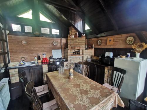 Kuchyň nebo kuchyňský kout v ubytování Casa cu Cerdac