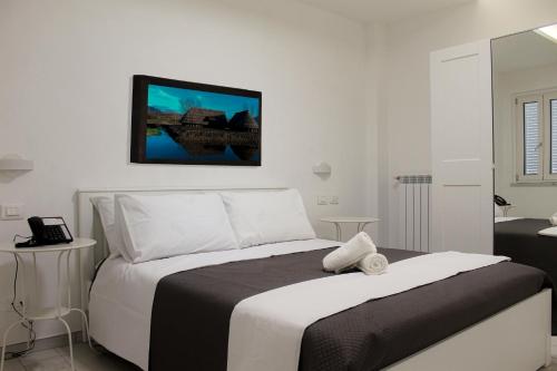 Un dormitorio con una cama grande en una habitación. en Time B&B, en Poggiomarino