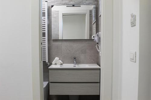 La salle de bains est pourvue d'un lavabo et d'un miroir. dans l'établissement Time B&B, à Poggiomarino