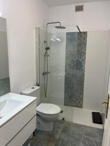 ein Badezimmer mit Toilette und Glasdusche in der Unterkunft CORNELIA´S HOME 1A playa in Los Cristianos