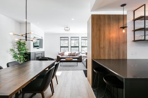 Ruang duduk di Tremblant-Les-Eaux Le Contemporain by Gestion ELITE