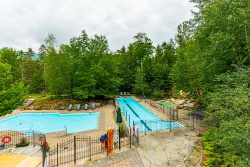 an overhead view of a swimming pool with trees at Tremblant-Les-Eaux Le Contemporain by Gestion ELITE in Mont-Tremblant