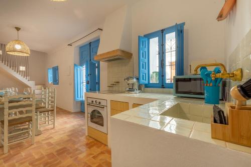 cocina grande con armarios azules y comedor en Casa Familiar en pleno Casco Antiguo de Altea, en Altea