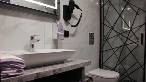 Bilik mandi di TALLES CITY HOTEL