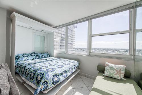 フォート・ローダーデールにあるPerfect Panorama - #905Aのベッドルーム1室(ベッド1台、窓2つ付)