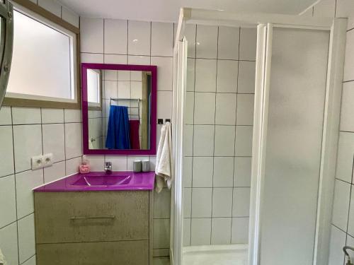 y baño con lavabo púrpura y ducha. en Apartment mit Traumblick en Taurito