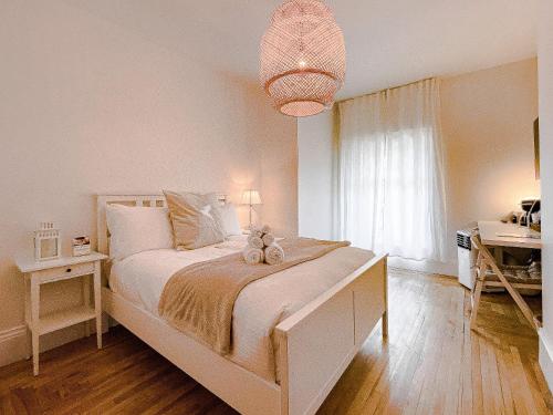 Un dormitorio con una cama con dos ositos de peluche. en Hotel du Vieux Port by Bower Boutique Hotels en Shediac