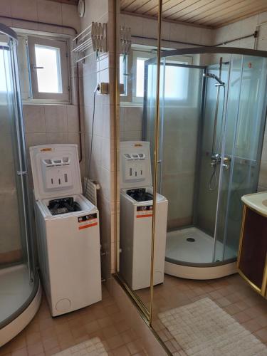 La salle de bains est pourvue d'une douche et de 2 lavabos. dans l'établissement Large apartment with 4 bedrooms, central location, à Tampere