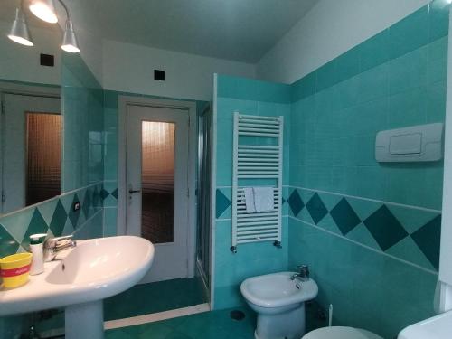 bagno blu con lavandino e servizi igienici di Palmarosa Apartments superior a Ercolano