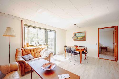 ein Wohnzimmer mit einem Sofa und einem Tisch in der Unterkunft Pederstrup Bed and Breakfast in Torrig