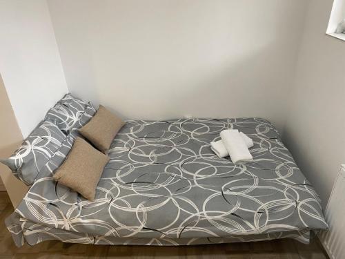 uma cama com duas almofadas num quarto em DREAM APARTMENTS em Surčin