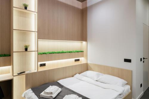 Un pat sau paturi într-o cameră la Luxury Apartments Smart House