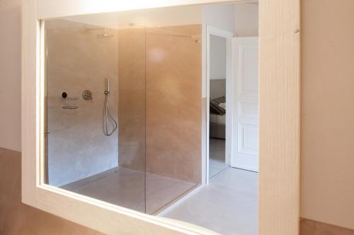 奥维多马纳斯公寓的浴室里有玻璃门的淋浴间