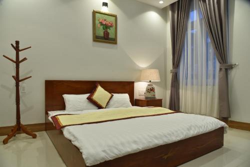 1 dormitorio con cama y ventana en Đà Lạt Villa 84 Hồ Xuân Hương, en Da Lat