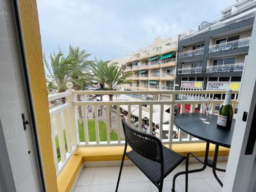 balcón con mesa y sillas y vistas a la playa en Edificio Don Diego, en Los Cristianos