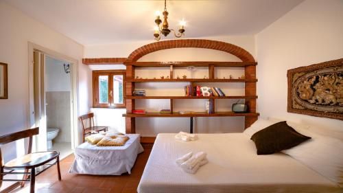 Schlafzimmer mit einem Bett, einem Tisch und Stühlen in der Unterkunft Il Cottage di Patrizia in Lucca