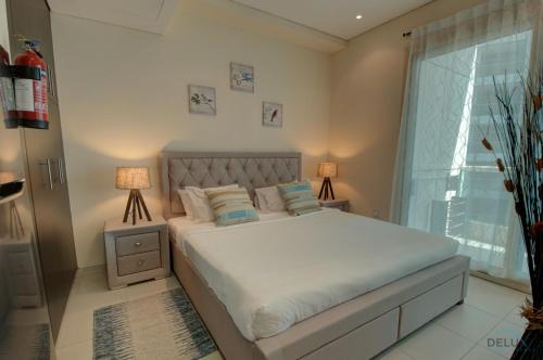 Postel nebo postele na pokoji v ubytování Modern Studio at Royal Oceanic JBR by Deluxe Holiday Homes