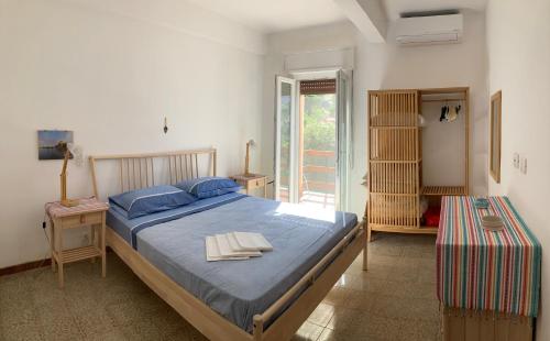 ein Schlafzimmer mit einem großen Bett mit blauer Bettwäsche und blauen Kissen in der Unterkunft Like Home Calamazzo di Sciacca in Scopello