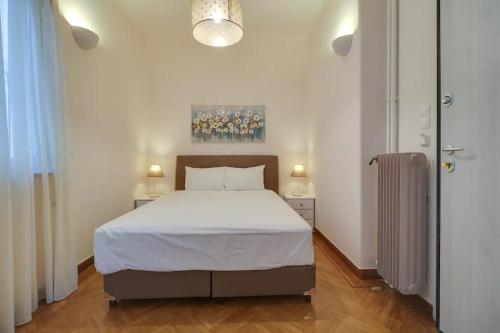 A bed or beds in a room at Acropolis #11 Apartment @Museum and Metro by Ermoufashionsuites