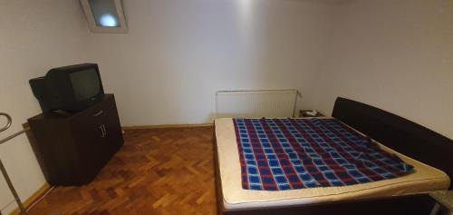 una camera con letto e TV su un comò di Farmec vintage3 a Cluj-Napoca