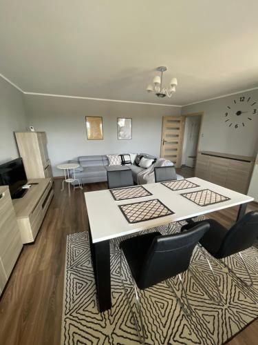 瓦烏布日赫的住宿－Apartament Wałbrzych，客厅配有桌子和沙发