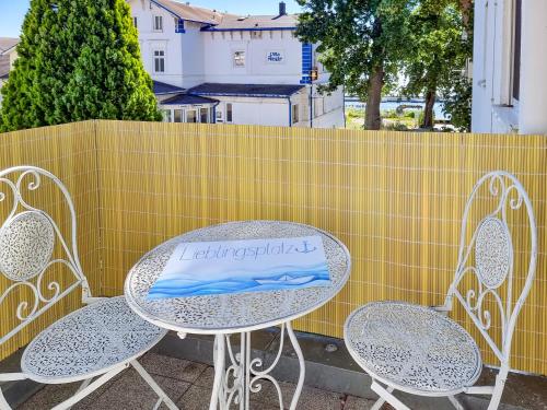 einen Tisch und zwei Stühle mit einer Serviette drauf in der Unterkunft Ferienwohnung Sonnenblick in Sassnitz