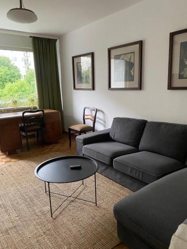 sala de estar con sofá y mesa en Burgaska 5 XL Size en Varsovia